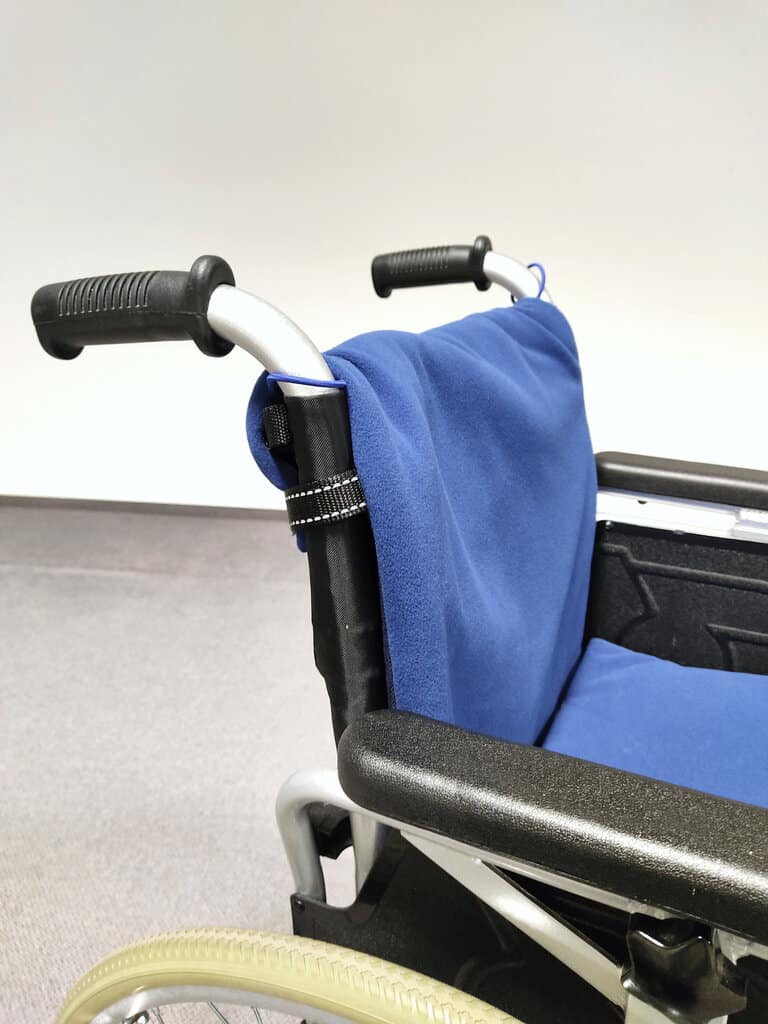 Ausschnit eines Rollstuhls in Seitenansicht mit blauem CosySeat