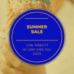 Grafik mit Aufschrift Summer Sale, 10% Rabatt im Juni und Juli 2023. Im Hintergrund ist ein Eis in der Waffel zu sehen.